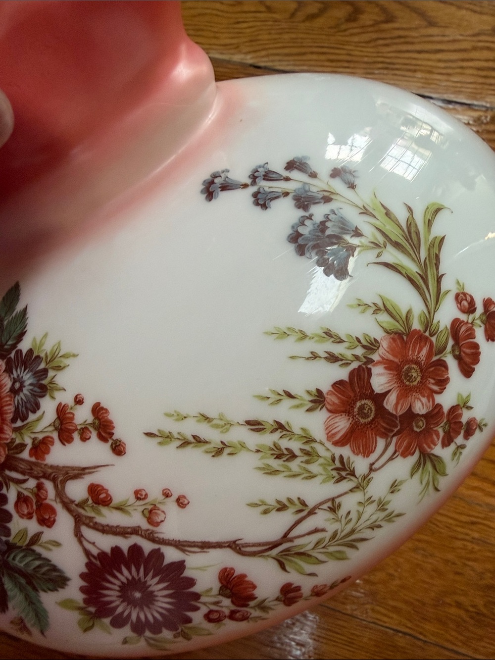 Vintage “Gone With the Wind “ style lamp globe. Floral in pinks. Ruffle top. - Picture 12 of 15